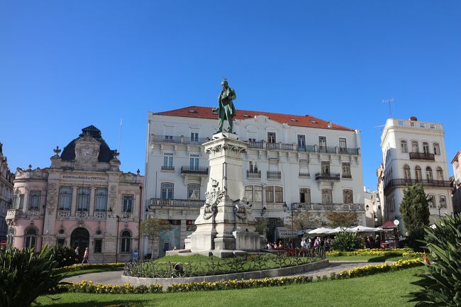 その後車で大学のある丘からポルタジェン広場のあるメインストリートまで下り、うろつく。我々は車で移動したが、大学はかなり坂の上に建っている事がわかった。これを毎日通学するのか？ご苦労である。<br /><br />