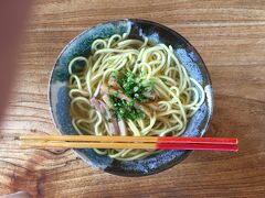 ３日目。
上原港が欠航のため、大原港まで送迎バスで向かう。約１時間。
石垣港につき、オリックスレンタカーに連絡。
迎えに来てもらい、市街地近くでレンタカーを借りる。

まずは昼食。
来夏世（くなつゆ）という八重山そばのお店へ。
観光客も多いけど、ローカルな雰囲気たっぷりな古民家でいい感じ。
出汁が透き通っていてとっても美味しい！
いろんなお店の沖縄そばを食べたけど、ここのは一番好きかも。
開店してまだ１時間なのに、ジューシーは残念ながら売り切れ。次回は食べたい！