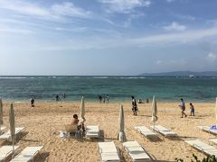 フサキビーチ。
ホテルのビーチだけあって、設備はしっかりしていた。
チェアセットが\1200、浮き輪は\500。

風が強目だったけど水もそこまで冷たくなく、楽しめた！