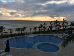 明日の夕食にと「焼肉きたうち」の予約をとっていたのだけれど、ビーチで泳いでいたらどうしても今日焼肉が食べたい！という気分になり、予約をキャンセル。ホテルにある「琉華」という石垣牛の焼肉レストランへ。

ハラミを楽しみに行ったのに、なんと売り切れ。がーん。
泣く泣くタン、カルビ、アグー豚、野菜の盛り合わせ、ナムルを注文。
ハラミのウラミを忘れてしまうほどとっても美味しい！

あっという間に食べてしまい、石垣牛のツラミに初挑戦。
期待してなかったけど…これがめちゃめちゃおいしい！
脂っこくなくて、薄いのにしっかり食べ応えがあって、まさかのMVPでした。
マッコリも最高。
ホテルのレストランなのにこんなに大満足だとは！

売店でフローズンヨーグルト（\350）を買ってデザートに。
おいしくて、次の日も食べちゃった。