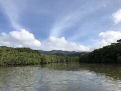 西表とはまた違った感じ、これはこれでとっても気持ちいい！

波が全くないところでは水面に空や景色が映る。
ウユニ塩湖のようで、とってもきれい。

すれ違うカニ漁船のおじさんにカニを見せてもらったり、
漕ぎながら島のいろんなことを教えてもらい、島のことを学ぶ。
聞かないとわからないことだらけで、とっても貴重な時間！