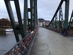 2日目(10月3日)

今日は朝からハイデルベルクのツアーがあるので、早朝お散歩します。

【アイゼルナー橋】です。
