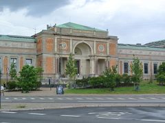 ローゼンボー離宮から歩いてすぐです。
国立美術館へ到着しました。