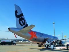 上空と同じくらい美しい真っ青な空の新千歳に着陸。
ジェットスターのメタリックカラーの機体に反射した青と明るいオレンジのスターが映えるー！そしてこのアングルで★の大きさが一層際立つぅー！