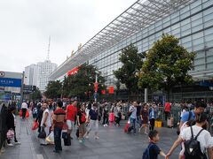 上海駅南口

古くからある中央駅です。
規模では新しい上海虹橋駅ほどの大きさはありませんが、我が家からのアクセスはとても良いです。

連休中ですけど混雑度はさほど無し