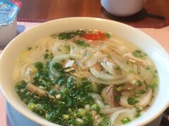 翌朝はホテルのバイキング朝食に、ホーを選択してみました。後でわかる事だけど、ホーは米のことで、ソイは蕎麦のことなんだって。だからホー食べに行くというのは米を食いに行くみたいなもんらしい。