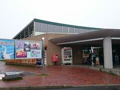 この日も朝から雨ですが、予定通り北海道の最東端、納沙布岬を目指します。
尾岱沼から根室へ続く244号線は海岸線を走る道ですが、灰色の空と海しか見えず残念。

途中、立ち寄ったのは道の駅スワン44ねむろ

