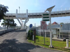 翠華路自行車道橋梁に着きました。
ここを登って蓮池潭へ