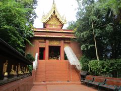 朝、トゥクトゥクをチャーターして市内にある2つの寺院をまわってみた。最初に行ったのがワットプラケオ。そう、バンコクにある観光名所のエメラルド寺院と同じ名前だ。