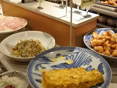 岩田養鶏場の玉子を使用しただし巻き。
オムレツと目玉焼きはオーダー制。目の前で焼いてくれる。