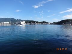 ２日目からのつづき

宿泊していた勝浦湾内の島にあるホテルから、温泉街方向を見る。