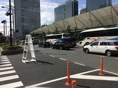 11：00時近くなって東京駅八重洲口のグランルーフ前
外堀通りは交通規制で渋滞しています。