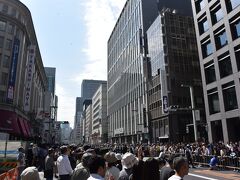 最近出来たばかりの再開発ビル、東京日本橋タワー前で見物することにしました。