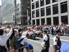 東京日本橋タワー前でパレード見物です。