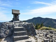 祠と四阿山。