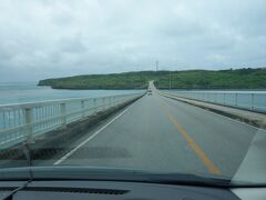 いよいよ観光を開始します。宮古島と言えばやはり橋です。最初に向かったのは本島と来間（くりま）島を結ぶ来間大橋（くりまおおはし）です。両脇に綺麗な海を見ながらその真ん中を走るのはテンションが上がります(^-^)