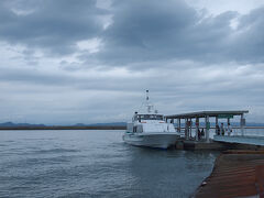 家浦港13:50発のボートに乗り、小豆島へ。

途中、同じ島にある唐櫃港に寄ります。
