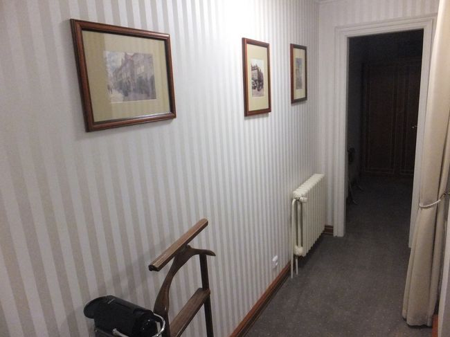 【プラハの宿】<br /><br />ちょっと変わった形の部屋で、クローゼットは狭い通路を通り抜けていく必要がありました。。。
