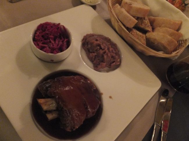 【プラハの宿】<br /><br />すね肉の煮込み。意外とあっさりしていておいしくいただけました。