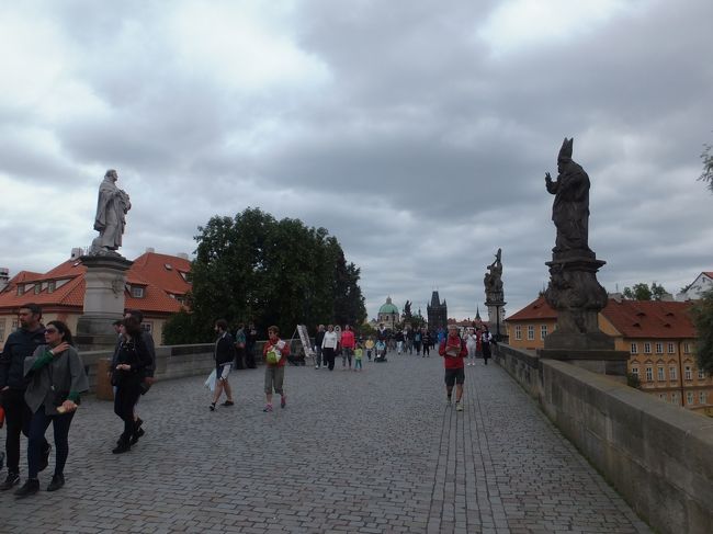 【カレル橋】<br /><br />朝なので比較的人は少なめ。