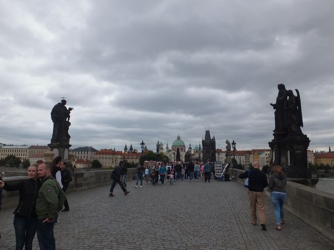 【カレル橋】<br /><br />車は通っていません。<br /><br />橋の端には、３０体の聖人像