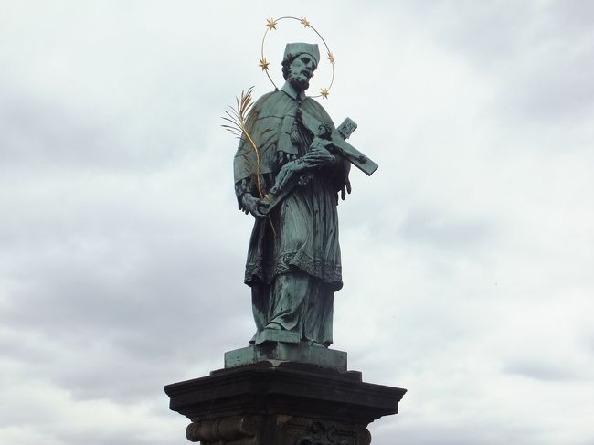 【カレル橋】<br /><br />聖ヤン・ネポムツキー像