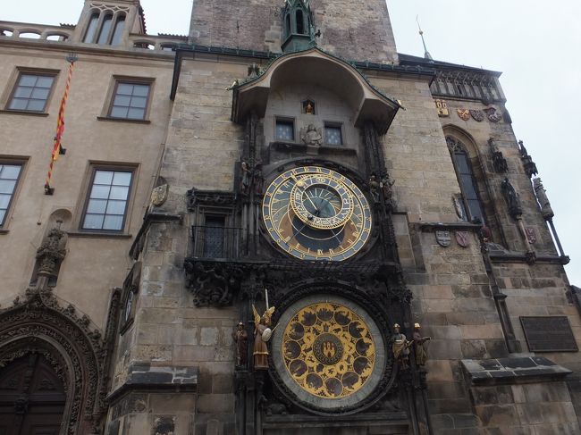 【旧市街広場】<br /><br />立派な時計<br /><br />