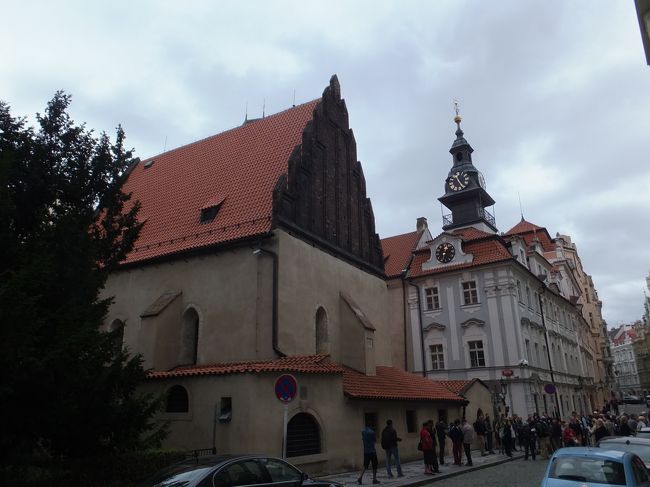 【ユダヤ地区】<br /><br />プラハの川の西岸に位置するユダヤ地区にやってきました。<br /><br />これまで旅してきた中でこれほどの規模のユダヤ地区にやってくるのは初めてです。<br />いくつかのシナゴーグや建造物に入れるチケットを買って回りました。