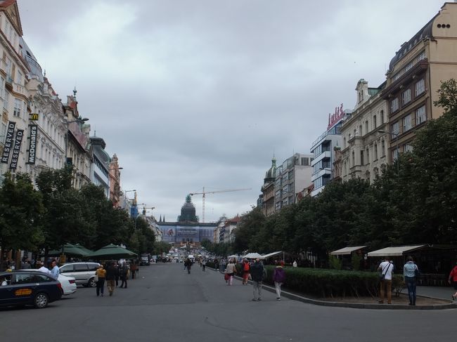 【ヴァーツラフ広場】<br /><br />まっすぐ伸びだ広い道路、ヴァーツラフ広場にやってきました