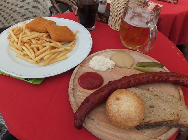 【昼食】<br /><br />食事はおなかがそれほど減っていなかったこともあり、広場にあったお店で。