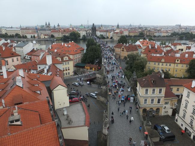 【ホテル隣の塔の上】<br /><br />プラハの街は屋根が美しいですね。<br />