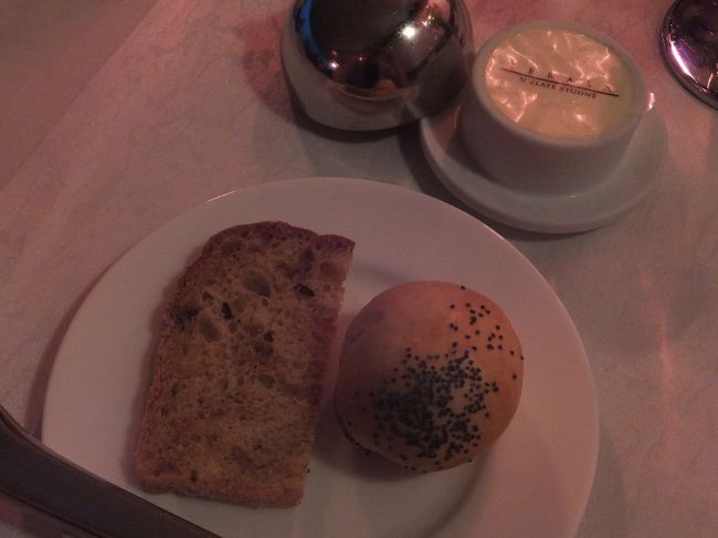 【夕食】<br /><br />パンとバター。