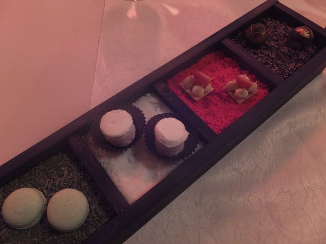 【夕食】<br /><br />プティフルール<br /><br /><br />お料理は酒類も多く、おなか一杯になりました。<br />繰り返しますが、夜よりお昼のほうがいいかもしれませんね。<br />お味は悪くはありませんでした。