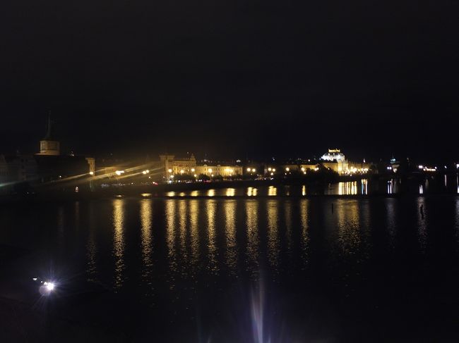 【プラハの夜】<br /><br />ホテルに戻るのももったいないので、またカレル橋まで来てしまいました