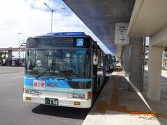 石垣空港と石垣市の市街地を結ぶ路線バス。
２つの系統が、あわせて１５分おきに走っている。市内まで、約３０分。
「続行便」と書かれているが、バスが混雑するとこのような臨時便も出る。
臨時便であってもあくまで路線バスなので、途中のバス停で普通に乗り降りがある。