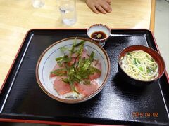 離島ターミナルの中に何件かある食堂で昼食。
私はマグロ丼と八重山そばのセット。みんなはソーキそば。