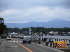 山中湖　１１：２０頃

雲は晴れませんね。
天気予報は外れでしょうか？