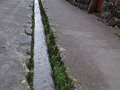 武家屋敷

お店があるかと思ったら、ふつうの民家もある住宅街です。