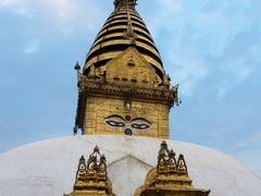 昇り始めてから１５分後の１７時２０分、ついに頂上に到達。

頂上では仏陀の知恵の目を持つ黄金のストゥーパが参拝者たちを待ち構えていました。