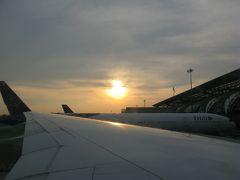 時計を１時間１５分進めて１７時４０分、定刻よりも３０分以上も早く、ＴＧ３２０便はバンコク・スワンナプーム国際空港に到着。

この日はこのままバンコクで１泊です。