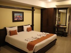 １０分後、チェックインして案内された部屋は、今回の旅行初日とほぼ同じこんな部屋。

これで１泊約21USD（約2,300円）。

ネパールもホテル代が１泊1,000円前後と安かったですが、タイも十分安いですね。

【震災１年後のネパール（１）　旅行初日のトンタリゾートスワンナプーム】
http://4travel.jp/travelogue/11144318#photo_link_44319599