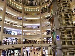 大型ショッピングモール「スリアKLCC」
中央部は開放的な吹き抜けになっています。