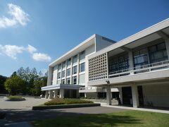 川内の南側は文系学部と萩ホールがある．
川内萩ホールは正式には東北大学百周年記念会館．
2007(H19)年に大学の創立100年を記念し建てられている．
通学当時，ここには川内記念講堂があったが，そのとき既に老朽化が激しかったように思う．震災には耐えられなかったのではないか．