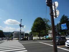 大町西公園駅より西側．西公園が広がる．
かつては天文台や図書館があったが何れも移転している．
角にあった交番は地下鉄工事のため北へ移動(写真電柱の奥)している．
仙台の桜の花見の名所で学生の時，何回か飲んだくれたことがある(そのときの記憶は飛んでいる)，地下鉄工事の影響で桜も移設されている．