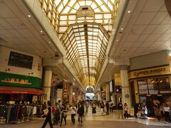 東西に伸びるアーケード，マーブルロードおおまち．
三越などがある一番町4丁目，国分町界隈と仙台駅方面を結ぶ．
人通りが多い．