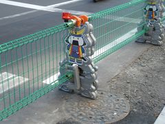 青葉通りを再びサンモール一番町に戻る．
地下鉄は開通したが，まだ通りの工事を終わっていない．
工事用のバリケードに採用されている「むすび丸」．
宮城県の観光ＰＲキャラクターである．まぁ可愛くはない．