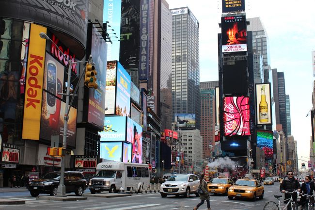 TimesSquare<br />四方八方ネオンと派手な看板で埋め尽くされ、<br />アメリカらしい、ＮＹらしい景色の一角<br /><br />動きの速さに目が追い付かない(;´･ω･)