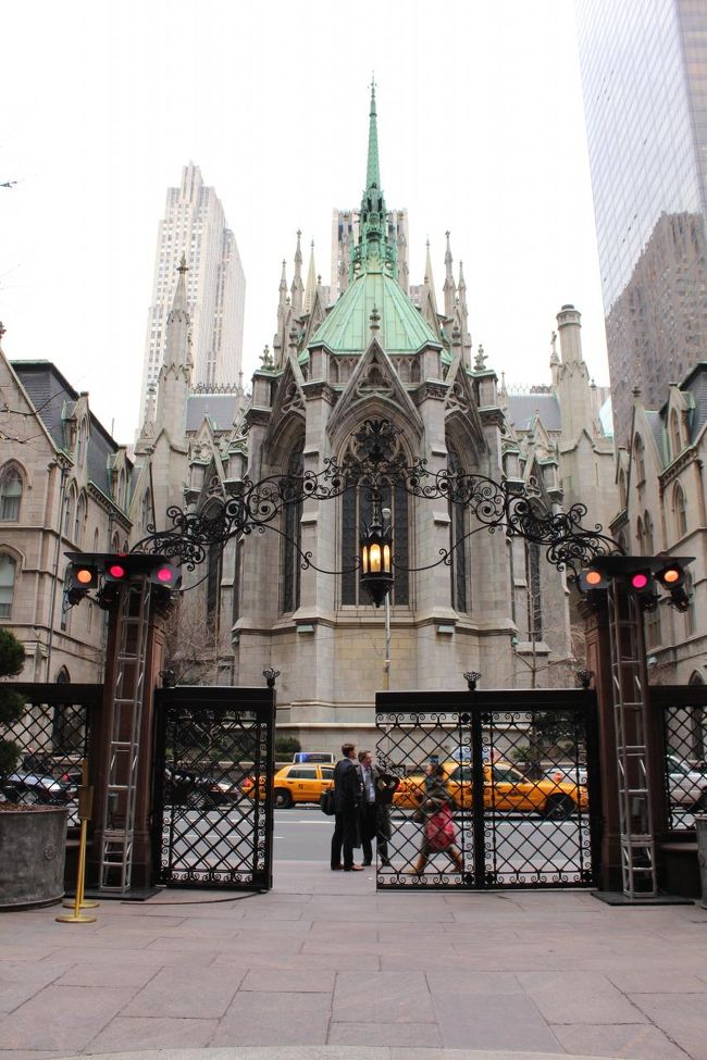 パレスホテルの正面には教会