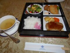 再びホテルに戻ります。レストランで昼食のお弁当。
このツアーは和食が多いのですが、めずらしくハンバーグでした。