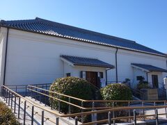 右手には、蓬左文庫。
尾張徳川家の旧蔵書を中心に、約11万点の蔵書と2千枚を超える絵図を収蔵しています。